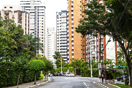 Vista de drone da avenida Historiador Rubens de Mendonça ou avenida do ...