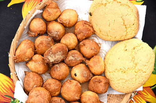 Bolinho de chuva e broa de milho à venda no Revelando SP Vale do Paraíba 