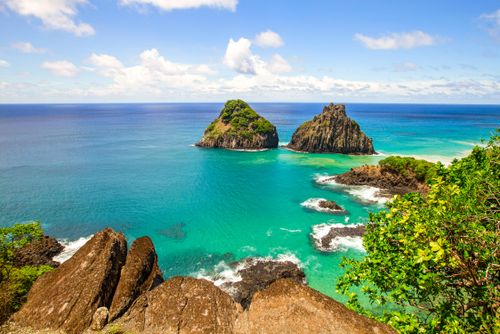 Baía dos Porcos e Morro Dois Irmãos ao fundo - símbolo do Parque Nacional Marinho Fernando de Noronha 