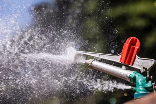 Detalhe de sistema de irrigação por aspersão 