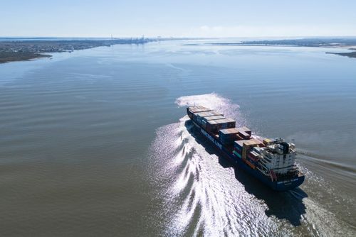 Vista de drone de navio porta contêineres entrando no porto de Rio Grande - barra da Lagoa dos Patos