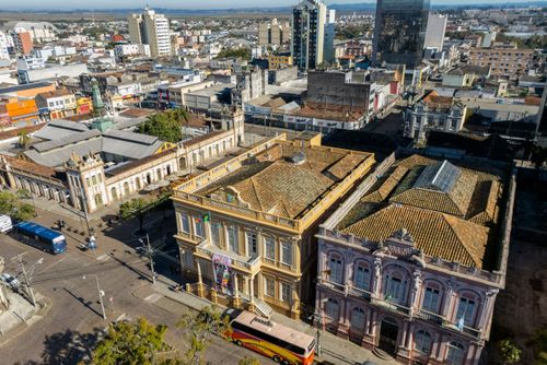 Prefeitura Municipal , Biblioteca Pública e Mercado Central à esquerda - centro histórico