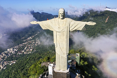 Vista de drone do Monumento do Cristo Redentor no topo do Morro do Corcovado com treinamento do corpo de bombe