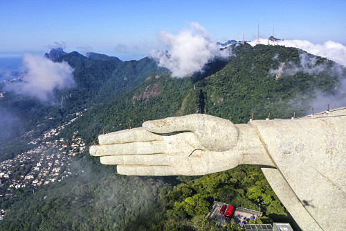 Vista de drone da mão da escultura do Cristo Redentor - topo do Morro do Corcovado - escultura no estilo art 