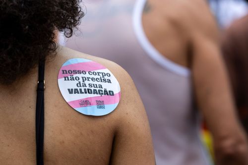 Adesivo - nosso corpo não precisa da sua validação nas costas de participante da a 7ª Parada Cultural do O