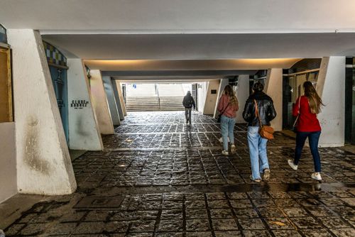 Pedestres caminhando na Galeria de arte Julio Moreira - centro histórico 