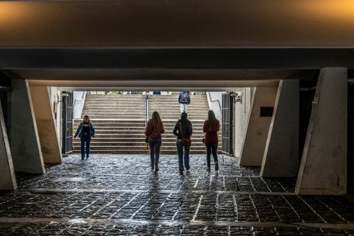 Pedestres caminhando na Galeria de arte Julio Moreira - centro histórico 