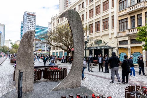 Escultura em homenagem a Boca Maldita - obra do artista Elvo Benito Damo na Rua Luiz Xavier - centro da cidade