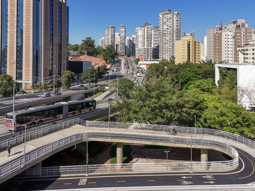 Vista de drone de ciclopassarela para ciclistas e pedestres ao lado da Ponte Bernardo Goldfarb - Avenida Franc