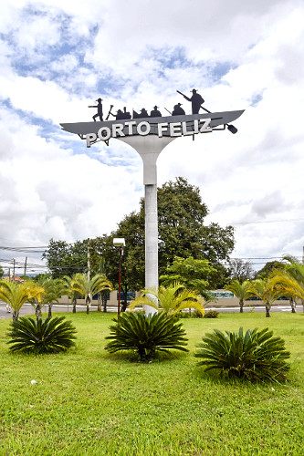 Monumento aos Bandeirantes no trevo da principal entrada da cidade na margem da Rodovia Doutor Antônio Pires 