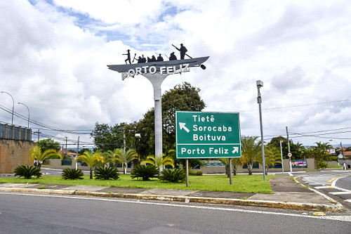 Monumento aos Bandeirantes no trevo da principal entrada da cidade na margem da Rodovia Doutor Antônio Pires 