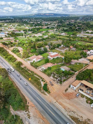 Vista de drone de moradias na periferia da cidade - margem da Rodovia BR-116