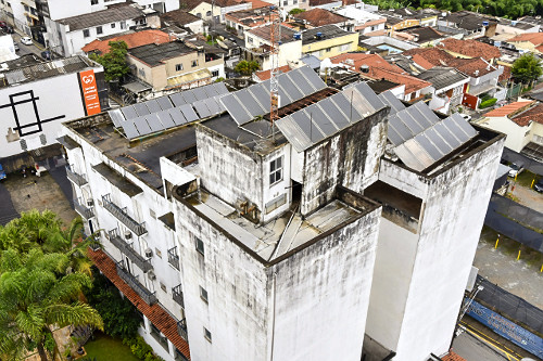 Vista de cima de painéis solares fotovoltaicos em cima de prédio ...