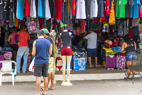 Comércio de roupas na cidade