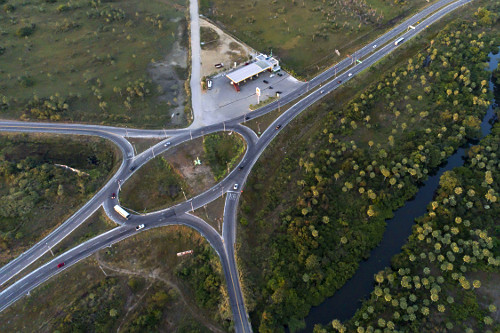 Vista de drone do entroncamento da rodovia CE-085 e CE-421 - 