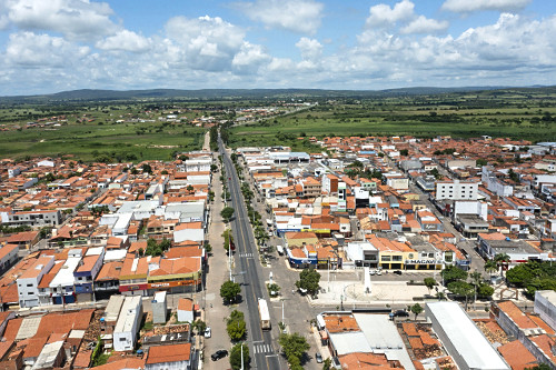 Vista de drone do centro com Rodovia Santos Dumont BR-116 cortando a cidade - Praça Dionisio Rocha Lucena à 
