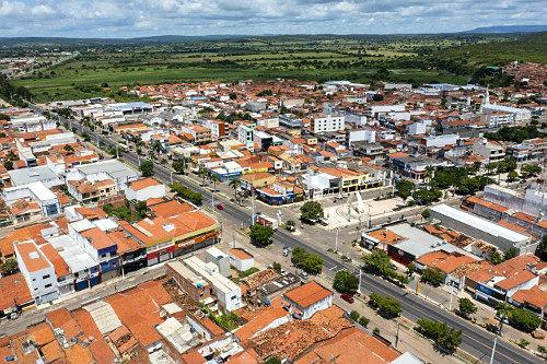 Vista de drone do centro com Rodovia Santos Dumont BR-116 cortando a cidade - Praça Dionisio Rocha Lucena à 