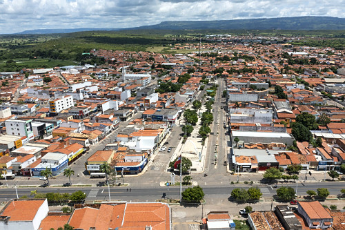 Vista de drone da Praça Dionisio Rocha Lucena no centro da cidade - Rodovia Santos Dumont BR-116 na ftente e 