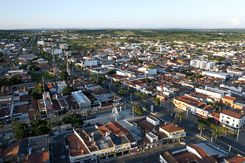 Vista de drone da Praça Dionisio Rocha Lucena no centro - Rodovia Santos Dumont BR-116 cortando a cidade