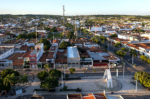 Vista de drone da Praça Dionisio Rocha Lucena no centro - Rodovia Santos Dumont BR-116 cortando a cidade à d